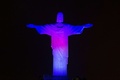 ブラジル・リオデジャネイロ（Rio de Janeiro）のコルコバード（Corcovado）の丘に立つ、コスタリカの国旗の色に染め上げられた巨大なキリスト像（Christ the Redeemer、2014年6月11日撮影）。(c)AFP/YASUYOSHI CHIBA