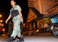 写真は同日、連続爆発を受け警備に当たる兵士。(c)AFP/Muhammad SABRI