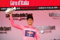 ジロ・デ・イタリア、第1ステージ（ブダペスト～ビシェグラード、195キロメートル）。表彰式で優勝を喜ぶアルペシン・フェニックスのマチュー・ファン・デル・プール（2022年5月6日撮影）。(c)Luca Bettini / AFP