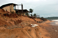 インド・ゴア（Goa）で、海岸の浸食により放置された住宅（2009年7月27日撮影）。(c)AFP