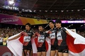 第16回世界陸上ロンドン大会、男子4×100メートル決勝。銅メダル獲得を喜ぶ日本の（右から）多田修平、飯塚翔太、桐生祥秀、藤光謙司（2017年8月12日撮影）。(c)AFP/Kirill KUDRYAVTSEV