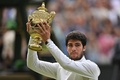 テニス、ウィンブルドン選手権、男子シングルス決勝。トロフィーを掲げるカルロス・アルカラス（2023年7月16日撮影）。(c)Glyn KIRK / AFP
