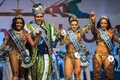 ブラジルのリオデジャネイロ（Rio de Janeiro）で開かれたイベントで、2014年のサンバ・カーニバルのクイーンに選ばれたレティシア・マルティンス・ギマライス（Leticia Martins Guimaraes）さん（右から2人目）とキング・モモ（King Momo）に選ばれたウィウソン・ジーアス・ダコスタ・ネト（Wilson Dias da Costa Neto）さん（左から2人目、2013年11月8日撮影）。(c)AFP/YASUYOSHI CHIBA