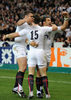 ラグビーシックスネイションズ（%%Six Nations Rugby 2010%%）第5週、フランス対イングランド。試合はフランスが12-10で勝利し、6年ぶりのグランドスラム（全勝優勝）を飾った。写真はトライを奪い、チームメイトと歓喜するイングランドのベン・フォデン（%%Ben Foden%%、中央）。（2010年3月20日撮影）(c)AFP/MARTIN BUREAU