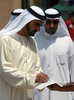アラブ首長国連邦（UAE）のドバイ（Dubai）で11日、完成時には高さ900メートルで世界一高い建造物となる「ブルジュ・ドバイ（Burj Dubai）」を、同国副大統領兼首相兼国防相でドバイ首長のムハンマド・ビン・ラシド・マクトム（Mohammad bin Rashed al-Maktoum）氏が視察した。写真は、視察に訪れたムハンマド・ドバイ首長（左、2009年4月11日撮影）。(c)AFP/KARIM SAHIB