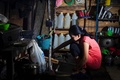インドネシア・西スラウェシ州マムジュで料理をする、児童婚をした少女（2020年7月24日撮影）。(c)YUSUF WAHIL / AFP