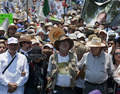 麻薬抗争で2006年～10年に3万5000人近くが死亡しているメキシコで8日、麻薬抗争と、抗争に対する軍の戦略の失敗に抗議する沈黙のデモ行進が首都メキシコ市（Mexico City）で行われ、警察発表で正午までに2万4000人が参加した。主催者は終日で5万人が参加したと見ている。

この沈黙のデモ行進は、ことし3月に南部クエルナバカ（Cuernavaca）そばで24歳の息子を殺害された地元の詩人・ジャーナリスト、ハビエル・シシリア（Javier Sicilia）氏が「平和と治安、正義のため」に呼び掛けた。デモは5日にクエルナバカを出発し、4日かけて首都までの約55キロを歩ききった。

写真は、メキシコ市内を行進する、呼び掛け人のシシリア氏（中央、2011年5月8日撮影）。(c)AFP/Ronaldo Schemidt

&lt;a href=&quot;http://www.youtube.com/user/afpbbnews#p/u/3/SmewoOntlQc&quot; target=&quot;_blank&quot;&gt;&lt;b&gt;【動画】行進の様子（YouTube/AFPBB News公式チャンネル）&lt;/b&gt;&lt;/a&gt;