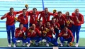 東京五輪、水球男子決勝。ギリシャ対セルビア。表彰式で金メダル獲得を喜ぶセルビアの選手（2021年8月8日撮影）。(c)Angela WEISS / AFP