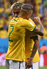 サッカーW杯ブラジル大会（2014 World Cup）グループA、ブラジル対カメルーン。チーム2得点目を挙げてダニエウ・アウベス（Daniel Alves、左）に祝福されるブラジルのネイマール（Neymar da Silva Santos Junior、2014年6月23日撮影）。(c)AFP/PEDRO UGARTE