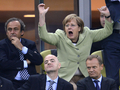 ポーランド・グダニスク（Gdansk）で22日行われたサッカー欧州選手権2012（UEFA Euro 2012）準々決勝、ドイツ対ギリシャ戦で、ドイツのアンゲラ・メルケル（Angela Merkel）首相が会場で観戦し、選手らに熱いエールを送った。

写真は、試合を観戦するメルケル首相（2012年6月22日撮影）。(c)AFP/FABRICE COFFRINI