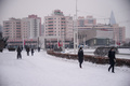 北朝鮮・平壌の雪に覆われた通りを歩く人々（2021年1月12日撮影、資料写真）。(c)KIM Won Jin / AFP