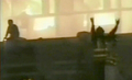 パキスタンの首都イスラマバード（Islamabad）で、爆弾の爆発で火の手が上がるマリオットホテル（Marriott Hotel）前でジェスチャーで合図する救急隊員（2008年9月20日、パキスタンのGEO TVが放送した映像を撮影したもの）。(c)AFP/GEO TV