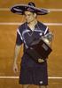 テニス、ビエルト・メキシカーノ・テルセル（Abierto Mexicano TELCEL）は3日、メキシコのアカプルコ（Acapulco）で男子シングルス決勝を行い、大会第1シードのダビド・フェレール（David Ferrer、スペイン）は6-3、6-4で大会第8シードのフェルナンド・ベルダスコ（Fernando Verdasco、スペイン）を破り、シーズン3勝目を大会3連覇で飾った。

トロフィーを手にするダビド・フェレール（2012年3月3日撮影）。(c)AFP/Alfredo Estrella