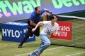 男子テニス、テラ・ウォルトマン・オープン、シングルス決勝。コートに侵入する女（2022年6月19日撮影）。(c)Carmen JASPERSEN/ AFP