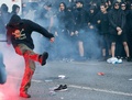 ドイツ北部ハンブルクで行われた、主要20か国・地域（G20）に抗議するデモの現場で、フードをかぶり足を蹴り上げる参加者（2017年7月6日撮影）。(c)AFP/Odd ANDERSEN