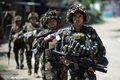 フィリピン南部ミンダナオ島のマラウィ市内で警戒に当たるフィリピン軍の兵士ら（2017年6月13日撮影）。(c)AFP/Noel CELIS