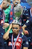 サッカーフランス杯決勝、オリンピック・リヨン対パリ・サンジェルマン。トロフィーを頭に乗せて優勝を喜ぶパリ・サンジェルマンのキリアン・エムバペ（2024年5月25日撮影）。(c)FRANCK FIFE/ AFP