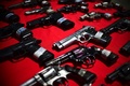 ベネズエラの首都カラカスで開催されたイベントで、警察関係者や市民から回収された銃器（2016年9月8日撮影）。(c)AFP/RONALDO SCHEMIDT