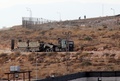 シリア北西部イドリブ県アトメ村から見たトルコ側の軍事基地周辺を走行するトルコ軍の車両（2017年10月11日撮影）。(c)AFP/Omar haj kadour