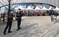 ロサンゼルス・ドジャース対サンディエゴ・パドレスの米大リーグ（MLB）開幕戦が行われる韓国・ソウルの高尺スカイドーム外で、警備に当たる警察官（2024年3月20日撮影）。(c)Jung Yeon-je / AFP