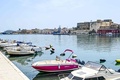 イタリア・ブリンディジ港に立つG7サミットの夕食会会場（右）と警察官の宿泊施設として使われているクルーズ船「ミコノスマジック」（2024年6月12日撮影）。(c)Piero CRUCIATTI / AFP