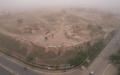 砂嵐に見舞われたイラク北部キルクークの遺跡（2022年4月9日撮影）。(c)Shwan NAWZAD / AFP