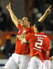 サッカーリベルタドーレス杯2010（Copa Libertadores de America 2010）は18日、決勝の第2戦がブラジルのポルトアレグレ（Porto Alegre）で行われ、インテルナシオナウ（Internacional、ブラジル）がCDグアダラハラ（Club Deportivo Guadalajara、メキシコ）を3-2で下し、2試合合計5-3で2度目の優勝を果たした。写真は後半30分に逆転ゴールを決め、チームメイトと喜ぶインテルナシオナウのレアンドロ・ダミオン（Leandro Damiao da Silva dos Santos、左）。（2010年8月18日撮影）(c)AFP/JEFFERSON BERNARDES