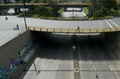 南米コロンビアのアンティオキア（Antioquia）県メデジン（Medellin）市で行われた「車のない日（Day Without Cars）」のキャンペーンで空っぽになった道路を歩く男性（2014年4月22日撮影）。(c)AFP/Raul ARBOLEDA