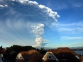 チリ南部プエルトバラスから撮影した、噴煙を上げるカルブコ火山（2015年4月22日撮影）。AFP/AGENCIA UNO - GIAN REPETTO