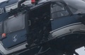 仏パリ（Paris）北東郊外のダマルタンアンゴエル（Dammartin-en-Goele）で、警察のヘリコプターに乗った特殊部隊の隊員（2015年1月9日撮影）。(c)AFP/JOEL SAGET
