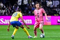 サッカー国際親善試合、アル・ナスル対インテル・マイアミ。アル・ナスルのアリ・アル・ハッサン（左）にマークされるインテル・マイアミのリオネル・メッシ（2024年2月1日撮影）。(c)Fayez NURELDINE / AFP