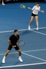 テニスの男女混合国別対抗戦、第31回ホップマンカップ、ドイツ対スイス。混合ダブルスの試合に臨むスイスのベリンダ・ベンチッチ（奥）とロジャー・フェデラー（2019年1月5日撮影）。(c)TONY ASHBY / AFP