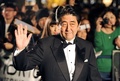 第26回東京国際映画祭（Tokyo International Film Festival）のオープニングイベントに登場した安倍晋三（Shinzo Abe）首相（2013年10月17日撮影）。(c)AFP/TOSHIFUMI KITAMURA
