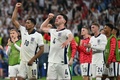 サッカー欧州選手権、決勝トーナメント1回戦、イングランド対スロバキア。勝利を喜ぶイングランドの選手（2024年6月30日撮影）。(c)OZAN KOSE / AFP