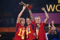 サッカー女子W杯オーストラリア・ニュージーランド大会、決勝、スペイン対イングランド。優勝を喜ぶスペインの（右から）イレーネ・パレデス、アレクシア・プテラス、ヘニフェル・エルモソ（2023年8月20日撮影）。(c)FRANCK FIFE / AFP