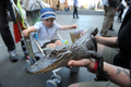 オーストラリア国内の動物園や水族館で作る団体は全国絶滅危惧種デー（National Threatened Species Day）の7日、シドニー（Sydney）市内中心部マーティン・プレース（Martin Place）でコアラやタスマニアデビルなどを展示し、来場者らに絶滅危惧種に対する理解や保護を呼び掛けた。

写真は展示されているアメリカアリゲーターを見る子ども（2012年9月7日撮影）。(c)AFP/ROMEO GACAD