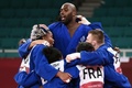 東京五輪、柔道混合団体決勝。優勝を喜ぶテディ・リネール（中央）らフランスの選手（2021年7月31日撮影）。(c)Franck FIFE / AFP