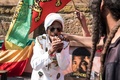 南アフリカ・ヨハネスブルクの憲法裁判所で、大麻の個人使用は合法との判断が下されたことを受けて、マリフアナを使用する人（2018年9月18日撮影）。(c)WIKUS DE WET / AFP