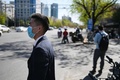 中国・北京のマスク姿の男性（2020年4月23日撮影、資料写真）。(c)GREG BAKER / AFP