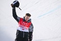 北京冬季五輪、スノーボード男子ハーフパイプ決勝。演技を終えた後にあいさつする米国のショーン・ホワイト（2022年2月11日撮影）。(c)Ben STANSALL / AFP