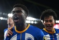 サッカーイングランド・フットボールリーグカップ3回戦、アーセナル対ブライトン・アンド・ホーヴ・アルビオンFC。チームメートの三笘薫（右）とゴールを喜ぶブライトン・アンド・ホーヴ・アルビオンFCのタリク・ランプティ（2022年11月10日撮影）。(c)Glyn KIRK / AFP
