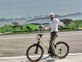 江蘇省常州市にある水素自転車パークで自転車に試乗する外国人バイヤー（2023年7月27日撮影）。(c)Xinhua News