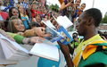 陸上、オストラバ・ゴールデン・スパイク（%%Ostrava Golden Spike%%）男子100メートル。ジャマイカのウサイン・ボルト（%%Usain Bolt%%）が、追い風2.1メートルの参考記録ながら9秒77を記録した。ボルトは追い風を味方にし、%%北京五輪%%で更新した世界記録の9秒69をわずかに上回った。写真はレースを終えてサインに応じるボルト（右）。（2009年6月17日撮影）（c）AFP/JOE KLAMAR