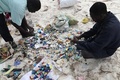ケニアのキリフィ県で行われた海岸浄化活動で、回収したプラスチックごみを仕分けするボランティア（2022年2月12日撮影）。(c)Simon MAINA / AFP