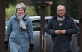英国のテリーザ・メイ首相（左）と夫のフィリップ氏。首都ロンドンで（2019年3月10日撮影）。(c)Daniel LEAL-OLIVAS / AFP