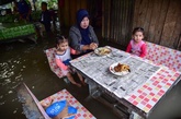 水に漬かりながら食事も タイ南部で洪水