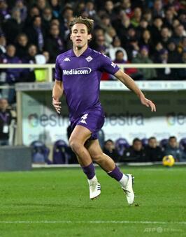 試合中に倒れたフィオレンティーナMF、除細動器を装着 報道 写真