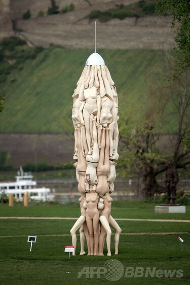 ロケット？女性マネキンでできた作品、独彫刻イベント 写真3枚 国際