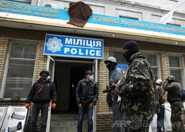 ウクライナ東部の警察署などを武装勢力が襲撃、政府は「ロシアの攻撃