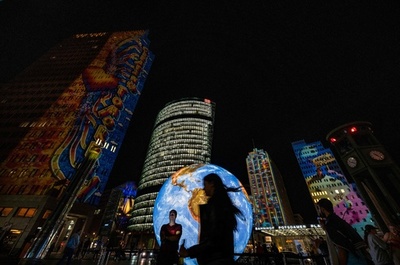 【今日の1枚】地球を見守る高層ビル、ベルリンの光の祭典